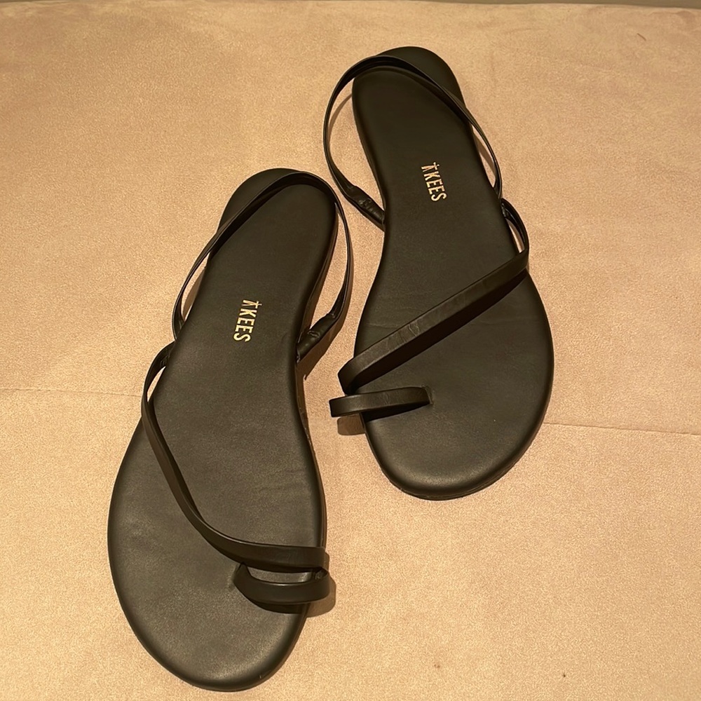 TKEES black leather, toe ring sandles. Sz 9